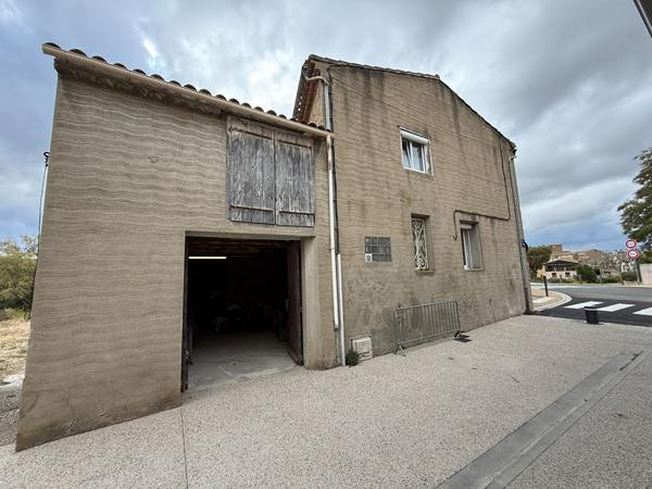 À vendre à Villegailhenc, maison de village de 6 pièces avec quatre chambres, deux cours et garage