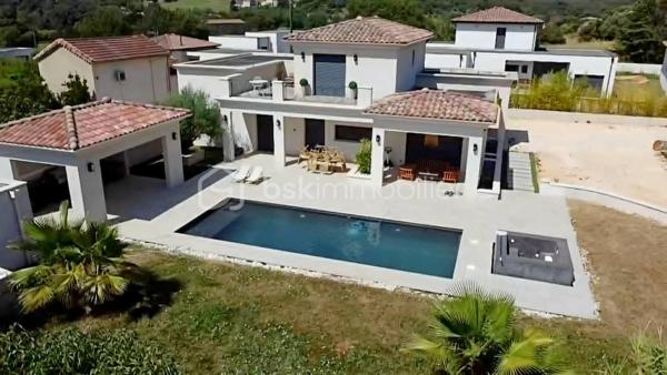 ✨ EXCLUSIVITÉ – VILLA D'ARCHITECTE D'EXCEPTION ✨

🏡 164.8 m² | 🌿 Terrain de 1 422 m² | 🌱 DPE A | 🏊 Piscine | 🌅 Rooftop

Découvrez cette superbe *maison d'architecte construite en 2020*, où chaque détail a été pensé avec des matériaux de qualité et des prestations haut de gamme.

Dès l'arrivée, vous serez séduit par son *portail et ses piliers en pierre de Masangis*, réalisés par *Rouillon*, ainsi que par son magnifique *enrochement en pierre de Jouvert*, offrant un cachet unique à la propriété. ✨

🏠 Rez-de-chaussée

🍽️ Séjour avec cuisine ouverte de *40 m²*, lumineux et convivial

🛋️ Salon de *24 m²*
🛏️ Deux chambres de *11 m²* et *13 m²*
💼 Bureau de *9 m²*
🛁 Salle de bain de *9 m²*

🌟 À l'étage

🛏️ Suite parentale de*19 m²**
👗 Dressing de*11 m²**
🚿 Salle de bain privative de*5 m²**
🌿 Magnifique *balcon de 30 m²* avec vue dégagée sur le jardin.

🌴 Des extérieurs pensés pour le bien-être

🏊 Piscine
💦 Jacuzzi
🌅 Rooftop avec *barbecue à gaz*, idéal pour recevoir famille et amis.
🌳 Terrain paysager de *1 422 m²* avec *arrosage automatique*.
🍹 Espace détente aménagé derrière le garage pour profiter pleinement des beaux jours.

⚡ Des équipements modernes

🚗 Garage ouvert pour*2 véhicules**
🔌 Borne de recharge pour véhicule électrique
☀️ Possibilité d'installer des *panneaux photovoltaïques* sur la toiture du garage pour optimiser encore davantage les performances énergétiques.

❤️ Les + de cette propriété

✅ Construction 2020
✅ DPE A
✅ Architecture contemporaine
✅ Matériaux nobles et finitions soignées
✅ Rooftop avec barbecue à gaz
✅ Piscine & Jacuzzi
✅ Terrain de 1 422 m²
✅ Borne de recharge électrique
✅ Prédisposition photovoltaïque
✅ Arrosage automatique

N'hésitez pas à me contacter pur avoir plus de photos.

💎 *Une villa rare sur le marché, alliant architecture contemporaine, confort, prestations premium et environnement privilégié. Un véritable coup de cœur à découvrir sans attendre !