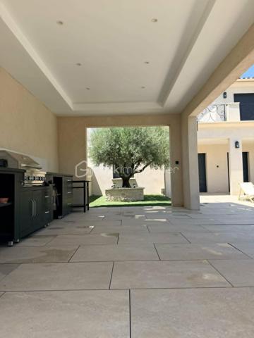 ✨ EXCLUSIVITÉ – VILLA D'ARCHITECTE D'EXCEPTION ✨

🏡 164.8 m² | 🌿 Terrain de 1 422 m² | 🌱 DPE A | 🏊 Piscine | 🌅 Rooftop

Découvrez cette superbe *maison d'architecte construite en 2020*, où chaque détail a été pensé avec des matériaux de qualité et des prestations haut de gamme.

Dès l'arrivée, vous serez séduit par son *portail et ses piliers en pierre de Masangis*, réalisés par *Rouillon*, ainsi que par son magnifique *enrochement en pierre de Jouvert*, offrant un cachet unique à la propriété. ✨

🏠 Rez-de-chaussée

🍽️ Séjour avec cuisine ouverte de *40 m²*, lumineux et convivial

🛋️ Salon de *24 m²*
🛏️ Deux chambres de *11 m²* et *13 m²*
💼 Bureau de *9 m²*
🛁 Salle de bain de *9 m²*

🌟 À l'étage

🛏️ Suite parentale de*19 m²**
👗 Dressing de*11 m²**
🚿 Salle de bain privative de*5 m²**
🌿 Magnifique *balcon de 30 m²* avec vue dégagée sur le jardin.

🌴 Des extérieurs pensés pour le bien-être

🏊 Piscine
💦 Jacuzzi
🌅 Rooftop avec *barbecue à gaz*, idéal pour recevoir famille et amis.
🌳 Terrain paysager de *1 422 m²* avec *arrosage automatique*.
🍹 Espace détente aménagé derrière le garage pour profiter pleinement des beaux jours.

⚡ Des équipements modernes

🚗 Garage ouvert pour*2 véhicules**
🔌 Borne de recharge pour véhicule électrique
☀️ Possibilité d'installer des *panneaux photovoltaïques* sur la toiture du garage pour optimiser encore davantage les performances énergétiques.

❤️ Les + de cette propriété

✅ Construction 2020
✅ DPE A
✅ Architecture contemporaine
✅ Matériaux nobles et finitions soignées
✅ Rooftop avec barbecue à gaz
✅ Piscine & Jacuzzi
✅ Terrain de 1 422 m²
✅ Borne de recharge électrique
✅ Prédisposition photovoltaïque
✅ Arrosage automatique

N'hésitez pas à me contacter pur avoir plus de photos.

💎 *Une villa rare sur le marché, alliant architecture contemporaine, confort, prestations premium et environnement privilégié. Un véritable coup de cœur à découvrir sans attendre !