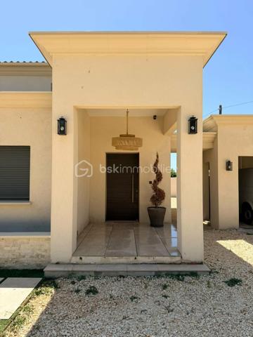 ✨ EXCLUSIVITÉ – VILLA D'ARCHITECTE D'EXCEPTION ✨

🏡 164.8 m² | 🌿 Terrain de 1 422 m² | 🌱 DPE A | 🏊 Piscine | 🌅 Rooftop

Découvrez cette superbe *maison d'architecte construite en 2020*, où chaque détail a été pensé avec des matériaux de qualité et des prestations haut de gamme.

Dès l'arrivée, vous serez séduit par son *portail et ses piliers en pierre de Masangis*, réalisés par *Rouillon*, ainsi que par son magnifique *enrochement en pierre de Jouvert*, offrant un cachet unique à la propriété. ✨

🏠 Rez-de-chaussée

🍽️ Séjour avec cuisine ouverte de *40 m²*, lumineux et convivial

🛋️ Salon de *24 m²*
🛏️ Deux chambres de *11 m²* et *13 m²*
💼 Bureau de *9 m²*
🛁 Salle de bain de *9 m²*

🌟 À l'étage

🛏️ Suite parentale de*19 m²**
👗 Dressing de*11 m²**
🚿 Salle de bain privative de*5 m²**
🌿 Magnifique *balcon de 30 m²* avec vue dégagée sur le jardin.

🌴 Des extérieurs pensés pour le bien-être

🏊 Piscine
💦 Jacuzzi
🌅 Rooftop avec *barbecue à gaz*, idéal pour recevoir famille et amis.
🌳 Terrain paysager de *1 422 m²* avec *arrosage automatique*.
🍹 Espace détente aménagé derrière le garage pour profiter pleinement des beaux jours.

⚡ Des équipements modernes

🚗 Garage ouvert pour*2 véhicules**
🔌 Borne de recharge pour véhicule électrique
☀️ Possibilité d'installer des *panneaux photovoltaïques* sur la toiture du garage pour optimiser encore davantage les performances énergétiques.

❤️ Les + de cette propriété

✅ Construction 2020
✅ DPE A
✅ Architecture contemporaine
✅ Matériaux nobles et finitions soignées
✅ Rooftop avec barbecue à gaz
✅ Piscine & Jacuzzi
✅ Terrain de 1 422 m²
✅ Borne de recharge électrique
✅ Prédisposition photovoltaïque
✅ Arrosage automatique

N'hésitez pas à me contacter pur avoir plus de photos.

💎 *Une villa rare sur le marché, alliant architecture contemporaine, confort, prestations premium et environnement privilégié. Un véritable coup de cœur à découvrir sans attendre !