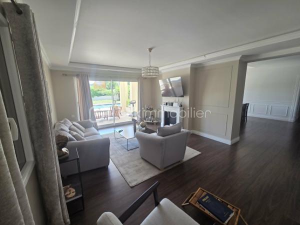 ✨ EXCLUSIVITÉ – VILLA D'ARCHITECTE D'EXCEPTION ✨

🏡 164.8 m² | 🌿 Terrain de 1 422 m² | 🌱 DPE A | 🏊 Piscine | 🌅 Rooftop

Découvrez cette superbe *maison d'architecte construite en 2020*, où chaque détail a été pensé avec des matériaux de qualité et des prestations haut de gamme.

Dès l'arrivée, vous serez séduit par son *portail et ses piliers en pierre de Masangis*, réalisés par *Rouillon*, ainsi que par son magnifique *enrochement en pierre de Jouvert*, offrant un cachet unique à la propriété. ✨

🏠 Rez-de-chaussée

🍽️ Séjour avec cuisine ouverte de *40 m²*, lumineux et convivial

🛋️ Salon de *24 m²*
🛏️ Deux chambres de *11 m²* et *13 m²*
💼 Bureau de *9 m²*
🛁 Salle de bain de *9 m²*

🌟 À l'étage

🛏️ Suite parentale de*19 m²**
👗 Dressing de*11 m²**
🚿 Salle de bain privative de*5 m²**
🌿 Magnifique *balcon de 30 m²* avec vue dégagée sur le jardin.

🌴 Des extérieurs pensés pour le bien-être

🏊 Piscine
💦 Jacuzzi
🌅 Rooftop avec *barbecue à gaz*, idéal pour recevoir famille et amis.
🌳 Terrain paysager de *1 422 m²* avec *arrosage automatique*.
🍹 Espace détente aménagé derrière le garage pour profiter pleinement des beaux jours.

⚡ Des équipements modernes

🚗 Garage ouvert pour*2 véhicules**
🔌 Borne de recharge pour véhicule électrique
☀️ Possibilité d'installer des *panneaux photovoltaïques* sur la toiture du garage pour optimiser encore davantage les performances énergétiques.

❤️ Les + de cette propriété

✅ Construction 2020
✅ DPE A
✅ Architecture contemporaine
✅ Matériaux nobles et finitions soignées
✅ Rooftop avec barbecue à gaz
✅ Piscine & Jacuzzi
✅ Terrain de 1 422 m²
✅ Borne de recharge électrique
✅ Prédisposition photovoltaïque
✅ Arrosage automatique

N'hésitez pas à me contacter pur avoir plus de photos.

💎 *Une villa rare sur le marché, alliant architecture contemporaine, confort, prestations premium et environnement privilégié. Un véritable coup de cœur à découvrir sans attendre !