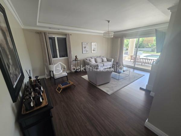 ✨ EXCLUSIVITÉ – VILLA D'ARCHITECTE D'EXCEPTION ✨

🏡 164.8 m² | 🌿 Terrain de 1 422 m² | 🌱 DPE A | 🏊 Piscine | 🌅 Rooftop

Découvrez cette superbe *maison d'architecte construite en 2020*, où chaque détail a été pensé avec des matériaux de qualité et des prestations haut de gamme.

Dès l'arrivée, vous serez séduit par son *portail et ses piliers en pierre de Masangis*, réalisés par *Rouillon*, ainsi que par son magnifique *enrochement en pierre de Jouvert*, offrant un cachet unique à la propriété. ✨

🏠 Rez-de-chaussée

🍽️ Séjour avec cuisine ouverte de *40 m²*, lumineux et convivial

🛋️ Salon de *24 m²*
🛏️ Deux chambres de *11 m²* et *13 m²*
💼 Bureau de *9 m²*
🛁 Salle de bain de *9 m²*

🌟 À l'étage

🛏️ Suite parentale de*19 m²**
👗 Dressing de*11 m²**
🚿 Salle de bain privative de*5 m²**
🌿 Magnifique *balcon de 30 m²* avec vue dégagée sur le jardin.

🌴 Des extérieurs pensés pour le bien-être

🏊 Piscine
💦 Jacuzzi
🌅 Rooftop avec *barbecue à gaz*, idéal pour recevoir famille et amis.
🌳 Terrain paysager de *1 422 m²* avec *arrosage automatique*.
🍹 Espace détente aménagé derrière le garage pour profiter pleinement des beaux jours.

⚡ Des équipements modernes

🚗 Garage ouvert pour*2 véhicules**
🔌 Borne de recharge pour véhicule électrique
☀️ Possibilité d'installer des *panneaux photovoltaïques* sur la toiture du garage pour optimiser encore davantage les performances énergétiques.

❤️ Les + de cette propriété

✅ Construction 2020
✅ DPE A
✅ Architecture contemporaine
✅ Matériaux nobles et finitions soignées
✅ Rooftop avec barbecue à gaz
✅ Piscine & Jacuzzi
✅ Terrain de 1 422 m²
✅ Borne de recharge électrique
✅ Prédisposition photovoltaïque
✅ Arrosage automatique

N'hésitez pas à me contacter pur avoir plus de photos.

💎 *Une villa rare sur le marché, alliant architecture contemporaine, confort, prestations premium et environnement privilégié. Un véritable coup de cœur à découvrir sans attendre !