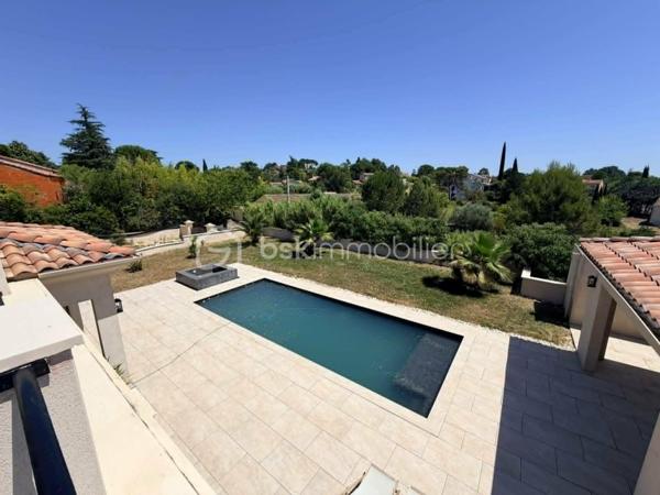 ✨ EXCLUSIVITÉ – VILLA D'ARCHITECTE D'EXCEPTION ✨

🏡 164.8 m² | 🌿 Terrain de 1 422 m² | 🌱 DPE A | 🏊 Piscine | 🌅 Rooftop

Découvrez cette superbe *maison d'architecte construite en 2020*, où chaque détail a été pensé avec des matériaux de qualité et des prestations haut de gamme.

Dès l'arrivée, vous serez séduit par son *portail et ses piliers en pierre de Masangis*, réalisés par *Rouillon*, ainsi que par son magnifique *enrochement en pierre de Jouvert*, offrant un cachet unique à la propriété. ✨

🏠 Rez-de-chaussée

🍽️ Séjour avec cuisine ouverte de *40 m²*, lumineux et convivial

🛋️ Salon de *24 m²*
🛏️ Deux chambres de *11 m²* et *13 m²*
💼 Bureau de *9 m²*
🛁 Salle de bain de *9 m²*

🌟 À l'étage

🛏️ Suite parentale de*19 m²**
👗 Dressing de*11 m²**
🚿 Salle de bain privative de*5 m²**
🌿 Magnifique *balcon de 30 m²* avec vue dégagée sur le jardin.

🌴 Des extérieurs pensés pour le bien-être

🏊 Piscine
💦 Jacuzzi
🌅 Rooftop avec *barbecue à gaz*, idéal pour recevoir famille et amis.
🌳 Terrain paysager de *1 422 m²* avec *arrosage automatique*.
🍹 Espace détente aménagé derrière le garage pour profiter pleinement des beaux jours.

⚡ Des équipements modernes

🚗 Garage ouvert pour*2 véhicules**
🔌 Borne de recharge pour véhicule électrique
☀️ Possibilité d'installer des *panneaux photovoltaïques* sur la toiture du garage pour optimiser encore davantage les performances énergétiques.

❤️ Les + de cette propriété

✅ Construction 2020
✅ DPE A
✅ Architecture contemporaine
✅ Matériaux nobles et finitions soignées
✅ Rooftop avec barbecue à gaz
✅ Piscine & Jacuzzi
✅ Terrain de 1 422 m²
✅ Borne de recharge électrique
✅ Prédisposition photovoltaïque
✅ Arrosage automatique

N'hésitez pas à me contacter pur avoir plus de photos.

💎 *Une villa rare sur le marché, alliant architecture contemporaine, confort, prestations premium et environnement privilégié. Un véritable coup de cœur à découvrir sans attendre !