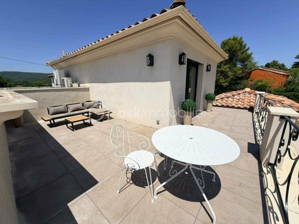 ✨ EXCLUSIVITÉ – VILLA D'ARCHITECTE D'EXCEPTION ✨

🏡 164.8 m² | 🌿 Terrain de 1 422 m² | 🌱 DPE A | 🏊 Piscine | 🌅 Rooftop

Découvrez cette superbe *maison d'architecte construite en 2020*, où chaque détail a été pensé avec des matériaux de qualité et des prestations haut de gamme.

Dès l'arrivée, vous serez séduit par son *portail et ses piliers en pierre de Masangis*, réalisés par *Rouillon*, ainsi que par son magnifique *enrochement en pierre de Jouvert*, offrant un cachet unique à la propriété. ✨

🏠 Rez-de-chaussée

🍽️ Séjour avec cuisine ouverte de *40 m²*, lumineux et convivial

🛋️ Salon de *24 m²*
🛏️ Deux chambres de *11 m²* et *13 m²*
💼 Bureau de *9 m²*
🛁 Salle de bain de *9 m²*

🌟 À l'étage

🛏️ Suite parentale de*19 m²**
👗 Dressing de*11 m²**
🚿 Salle de bain privative de*5 m²**
🌿 Magnifique *balcon de 30 m²* avec vue dégagée sur le jardin.

🌴 Des extérieurs pensés pour le bien-être

🏊 Piscine
💦 Jacuzzi
🌅 Rooftop avec *barbecue à gaz*, idéal pour recevoir famille et amis.
🌳 Terrain paysager de *1 422 m²* avec *arrosage automatique*.
🍹 Espace détente aménagé derrière le garage pour profiter pleinement des beaux jours.

⚡ Des équipements modernes

🚗 Garage ouvert pour*2 véhicules**
🔌 Borne de recharge pour véhicule électrique
☀️ Possibilité d'installer des *panneaux photovoltaïques* sur la toiture du garage pour optimiser encore davantage les performances énergétiques.

❤️ Les + de cette propriété

✅ Construction 2020
✅ DPE A
✅ Architecture contemporaine
✅ Matériaux nobles et finitions soignées
✅ Rooftop avec barbecue à gaz
✅ Piscine & Jacuzzi
✅ Terrain de 1 422 m²
✅ Borne de recharge électrique
✅ Prédisposition photovoltaïque
✅ Arrosage automatique

N'hésitez pas à me contacter pur avoir plus de photos.

💎 *Une villa rare sur le marché, alliant architecture contemporaine, confort, prestations premium et environnement privilégié. Un véritable coup de cœur à découvrir sans attendre !