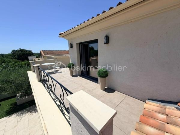 ✨ EXCLUSIVITÉ – VILLA D'ARCHITECTE D'EXCEPTION ✨

🏡 164.8 m² | 🌿 Terrain de 1 422 m² | 🌱 DPE A | 🏊 Piscine | 🌅 Rooftop

Découvrez cette superbe *maison d'architecte construite en 2020*, où chaque détail a été pensé avec des matériaux de qualité et des prestations haut de gamme.

Dès l'arrivée, vous serez séduit par son *portail et ses piliers en pierre de Masangis*, réalisés par *Rouillon*, ainsi que par son magnifique *enrochement en pierre de Jouvert*, offrant un cachet unique à la propriété. ✨

🏠 Rez-de-chaussée

🍽️ Séjour avec cuisine ouverte de *40 m²*, lumineux et convivial

🛋️ Salon de *24 m²*
🛏️ Deux chambres de *11 m²* et *13 m²*
💼 Bureau de *9 m²*
🛁 Salle de bain de *9 m²*

🌟 À l'étage

🛏️ Suite parentale de*19 m²**
👗 Dressing de*11 m²**
🚿 Salle de bain privative de*5 m²**
🌿 Magnifique *balcon de 30 m²* avec vue dégagée sur le jardin.

🌴 Des extérieurs pensés pour le bien-être

🏊 Piscine
💦 Jacuzzi
🌅 Rooftop avec *barbecue à gaz*, idéal pour recevoir famille et amis.
🌳 Terrain paysager de *1 422 m²* avec *arrosage automatique*.
🍹 Espace détente aménagé derrière le garage pour profiter pleinement des beaux jours.

⚡ Des équipements modernes

🚗 Garage ouvert pour*2 véhicules**
🔌 Borne de recharge pour véhicule électrique
☀️ Possibilité d'installer des *panneaux photovoltaïques* sur la toiture du garage pour optimiser encore davantage les performances énergétiques.

❤️ Les + de cette propriété

✅ Construction 2020
✅ DPE A
✅ Architecture contemporaine
✅ Matériaux nobles et finitions soignées
✅ Rooftop avec barbecue à gaz
✅ Piscine & Jacuzzi
✅ Terrain de 1 422 m²
✅ Borne de recharge électrique
✅ Prédisposition photovoltaïque
✅ Arrosage automatique

N'hésitez pas à me contacter pur avoir plus de photos.

💎 *Une villa rare sur le marché, alliant architecture contemporaine, confort, prestations premium et environnement privilégié. Un véritable coup de cœur à découvrir sans attendre !