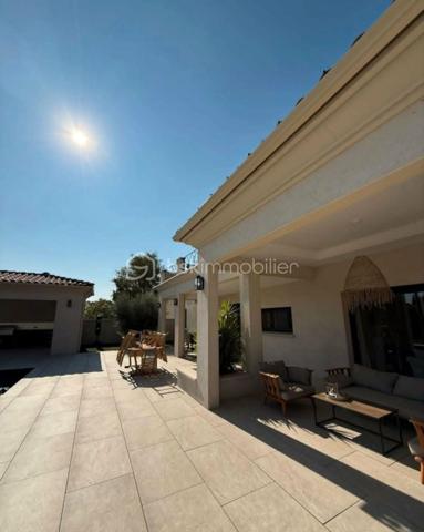 ✨ EXCLUSIVITÉ – VILLA D'ARCHITECTE D'EXCEPTION ✨

🏡 164.8 m² | 🌿 Terrain de 1 422 m² | 🌱 DPE A | 🏊 Piscine | 🌅 Rooftop

Découvrez cette superbe *maison d'architecte construite en 2020*, où chaque détail a été pensé avec des matériaux de qualité et des prestations haut de gamme.

Dès l'arrivée, vous serez séduit par son *portail et ses piliers en pierre de Masangis*, réalisés par *Rouillon*, ainsi que par son magnifique *enrochement en pierre de Jouvert*, offrant un cachet unique à la propriété. ✨

🏠 Rez-de-chaussée

🍽️ Séjour avec cuisine ouverte de *40 m²*, lumineux et convivial

🛋️ Salon de *24 m²*
🛏️ Deux chambres de *11 m²* et *13 m²*
💼 Bureau de *9 m²*
🛁 Salle de bain de *9 m²*

🌟 À l'étage

🛏️ Suite parentale de*19 m²**
👗 Dressing de*11 m²**
🚿 Salle de bain privative de*5 m²**
🌿 Magnifique *balcon de 30 m²* avec vue dégagée sur le jardin.

🌴 Des extérieurs pensés pour le bien-être

🏊 Piscine
💦 Jacuzzi
🌅 Rooftop avec *barbecue à gaz*, idéal pour recevoir famille et amis.
🌳 Terrain paysager de *1 422 m²* avec *arrosage automatique*.
🍹 Espace détente aménagé derrière le garage pour profiter pleinement des beaux jours.

⚡ Des équipements modernes

🚗 Garage ouvert pour*2 véhicules**
🔌 Borne de recharge pour véhicule électrique
☀️ Possibilité d'installer des *panneaux photovoltaïques* sur la toiture du garage pour optimiser encore davantage les performances énergétiques.

❤️ Les + de cette propriété

✅ Construction 2020
✅ DPE A
✅ Architecture contemporaine
✅ Matériaux nobles et finitions soignées
✅ Rooftop avec barbecue à gaz
✅ Piscine & Jacuzzi
✅ Terrain de 1 422 m²
✅ Borne de recharge électrique
✅ Prédisposition photovoltaïque
✅ Arrosage automatique

N'hésitez pas à me contacter pur avoir plus de photos.

💎 *Une villa rare sur le marché, alliant architecture contemporaine, confort, prestations premium et environnement privilégié. Un véritable coup de cœur à découvrir sans attendre !