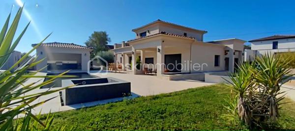 ✨ EXCLUSIVITÉ – VILLA D'ARCHITECTE D'EXCEPTION ✨

🏡 164.8 m² | 🌿 Terrain de 1 422 m² | 🌱 DPE A | 🏊 Piscine | 🌅 Rooftop

Découvrez cette superbe *maison d'architecte construite en 2020*, où chaque détail a été pensé avec des matériaux de qualité et des prestations haut de gamme.

Dès l'arrivée, vous serez séduit par son *portail et ses piliers en pierre de Masangis*, réalisés par *Rouillon*, ainsi que par son magnifique *enrochement en pierre de Jouvert*, offrant un cachet unique à la propriété. ✨

🏠 Rez-de-chaussée

🍽️ Séjour avec cuisine ouverte de *40 m²*, lumineux et convivial

🛋️ Salon de *24 m²*
🛏️ Deux chambres de *11 m²* et *13 m²*
💼 Bureau de *9 m²*
🛁 Salle de bain de *9 m²*

🌟 À l'étage

🛏️ Suite parentale de*19 m²**
👗 Dressing de*11 m²**
🚿 Salle de bain privative de*5 m²**
🌿 Magnifique *balcon de 30 m²* avec vue dégagée sur le jardin.

🌴 Des extérieurs pensés pour le bien-être

🏊 Piscine
💦 Jacuzzi
🌅 Rooftop avec *barbecue à gaz*, idéal pour recevoir famille et amis.
🌳 Terrain paysager de *1 422 m²* avec *arrosage automatique*.
🍹 Espace détente aménagé derrière le garage pour profiter pleinement des beaux jours.

⚡ Des équipements modernes

🚗 Garage ouvert pour*2 véhicules**
🔌 Borne de recharge pour véhicule électrique
☀️ Possibilité d'installer des *panneaux photovoltaïques* sur la toiture du garage pour optimiser encore davantage les performances énergétiques.

❤️ Les + de cette propriété

✅ Construction 2020
✅ DPE A
✅ Architecture contemporaine
✅ Matériaux nobles et finitions soignées
✅ Rooftop avec barbecue à gaz
✅ Piscine & Jacuzzi
✅ Terrain de 1 422 m²
✅ Borne de recharge électrique
✅ Prédisposition photovoltaïque
✅ Arrosage automatique

N'hésitez pas à me contacter pur avoir plus de photos.

💎 *Une villa rare sur le marché, alliant architecture contemporaine, confort, prestations premium et environnement privilégié. Un véritable coup de cœur à découvrir sans attendre !