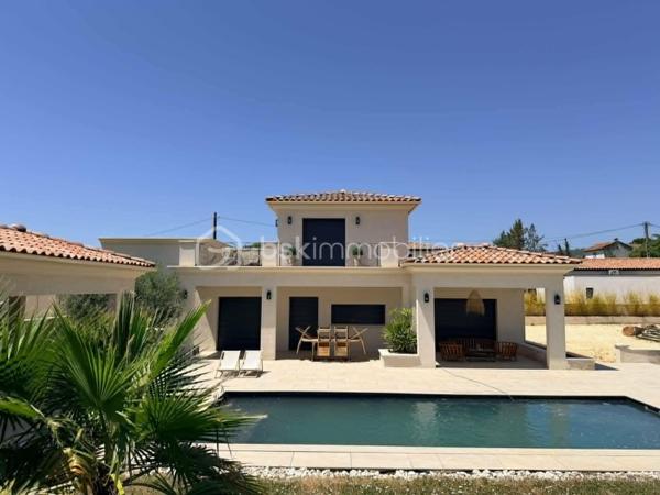 ✨ EXCLUSIVITÉ – VILLA D'ARCHITECTE D'EXCEPTION ✨

🏡 164.8 m² | 🌿 Terrain de 1 422 m² | 🌱 DPE A | 🏊 Piscine | 🌅 Rooftop

Découvrez cette superbe *maison d'architecte construite en 2020*, où chaque détail a été pensé avec des matériaux de qualité et des prestations haut de gamme.

Dès l'arrivée, vous serez séduit par son *portail et ses piliers en pierre de Masangis*, réalisés par *Rouillon*, ainsi que par son magnifique *enrochement en pierre de Jouvert*, offrant un cachet unique à la propriété. ✨

🏠 Rez-de-chaussée

🍽️ Séjour avec cuisine ouverte de *40 m²*, lumineux et convivial

🛋️ Salon de *24 m²*
🛏️ Deux chambres de *11 m²* et *13 m²*
💼 Bureau de *9 m²*
🛁 Salle de bain de *9 m²*

🌟 À l'étage

🛏️ Suite parentale de*19 m²**
👗 Dressing de*11 m²**
🚿 Salle de bain privative de*5 m²**
🌿 Magnifique *balcon de 30 m²* avec vue dégagée sur le jardin.

🌴 Des extérieurs pensés pour le bien-être

🏊 Piscine
💦 Jacuzzi
🌅 Rooftop avec *barbecue à gaz*, idéal pour recevoir famille et amis.
🌳 Terrain paysager de *1 422 m²* avec *arrosage automatique*.
🍹 Espace détente aménagé derrière le garage pour profiter pleinement des beaux jours.

⚡ Des équipements modernes

🚗 Garage ouvert pour*2 véhicules**
🔌 Borne de recharge pour véhicule électrique
☀️ Possibilité d'installer des *panneaux photovoltaïques* sur la toiture du garage pour optimiser encore davantage les performances énergétiques.

❤️ Les + de cette propriété

✅ Construction 2020
✅ DPE A
✅ Architecture contemporaine
✅ Matériaux nobles et finitions soignées
✅ Rooftop avec barbecue à gaz
✅ Piscine & Jacuzzi
✅ Terrain de 1 422 m²
✅ Borne de recharge électrique
✅ Prédisposition photovoltaïque
✅ Arrosage automatique

N'hésitez pas à me contacter pur avoir plus de photos.

💎 *Une villa rare sur le marché, alliant architecture contemporaine, confort, prestations premium et environnement privilégié. Un véritable coup de cœur à découvrir sans attendre !