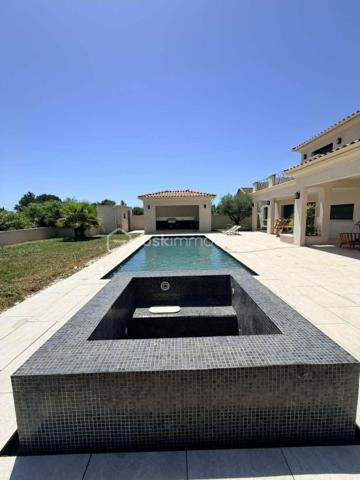 ✨ EXCLUSIVITÉ – VILLA D'ARCHITECTE D'EXCEPTION ✨

🏡 164.8 m² | 🌿 Terrain de 1 422 m² | 🌱 DPE A | 🏊 Piscine | 🌅 Rooftop

Découvrez cette superbe *maison d'architecte construite en 2020*, où chaque détail a été pensé avec des matériaux de qualité et des prestations haut de gamme.

Dès l'arrivée, vous serez séduit par son *portail et ses piliers en pierre de Masangis*, réalisés par *Rouillon*, ainsi que par son magnifique *enrochement en pierre de Jouvert*, offrant un cachet unique à la propriété. ✨

🏠 Rez-de-chaussée

🍽️ Séjour avec cuisine ouverte de *40 m²*, lumineux et convivial

🛋️ Salon de *24 m²*
🛏️ Deux chambres de *11 m²* et *13 m²*
💼 Bureau de *9 m²*
🛁 Salle de bain de *9 m²*

🌟 À l'étage

🛏️ Suite parentale de*19 m²**
👗 Dressing de*11 m²**
🚿 Salle de bain privative de*5 m²**
🌿 Magnifique *balcon de 30 m²* avec vue dégagée sur le jardin.

🌴 Des extérieurs pensés pour le bien-être

🏊 Piscine
💦 Jacuzzi
🌅 Rooftop avec *barbecue à gaz*, idéal pour recevoir famille et amis.
🌳 Terrain paysager de *1 422 m²* avec *arrosage automatique*.
🍹 Espace détente aménagé derrière le garage pour profiter pleinement des beaux jours.

⚡ Des équipements modernes

🚗 Garage ouvert pour*2 véhicules**
🔌 Borne de recharge pour véhicule électrique
☀️ Possibilité d'installer des *panneaux photovoltaïques* sur la toiture du garage pour optimiser encore davantage les performances énergétiques.

❤️ Les + de cette propriété

✅ Construction 2020
✅ DPE A
✅ Architecture contemporaine
✅ Matériaux nobles et finitions soignées
✅ Rooftop avec barbecue à gaz
✅ Piscine & Jacuzzi
✅ Terrain de 1 422 m²
✅ Borne de recharge électrique
✅ Prédisposition photovoltaïque
✅ Arrosage automatique

N'hésitez pas à me contacter pur avoir plus de photos.

💎 *Une villa rare sur le marché, alliant architecture contemporaine, confort, prestations premium et environnement privilégié. Un véritable coup de cœur à découvrir sans attendre !