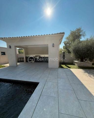 ✨ EXCLUSIVITÉ – VILLA D'ARCHITECTE D'EXCEPTION ✨

🏡 164.8 m² | 🌿 Terrain de 1 422 m² | 🌱 DPE A | 🏊 Piscine | 🌅 Rooftop

Découvrez cette superbe *maison d'architecte construite en 2020*, où chaque détail a été pensé avec des matériaux de qualité et des prestations haut de gamme.

Dès l'arrivée, vous serez séduit par son *portail et ses piliers en pierre de Masangis*, réalisés par *Rouillon*, ainsi que par son magnifique *enrochement en pierre de Jouvert*, offrant un cachet unique à la propriété. ✨

🏠 Rez-de-chaussée

🍽️ Séjour avec cuisine ouverte de *40 m²*, lumineux et convivial

🛋️ Salon de *24 m²*
🛏️ Deux chambres de *11 m²* et *13 m²*
💼 Bureau de *9 m²*
🛁 Salle de bain de *9 m²*

🌟 À l'étage

🛏️ Suite parentale de*19 m²**
👗 Dressing de*11 m²**
🚿 Salle de bain privative de*5 m²**
🌿 Magnifique *balcon de 30 m²* avec vue dégagée sur le jardin.

🌴 Des extérieurs pensés pour le bien-être

🏊 Piscine
💦 Jacuzzi
🌅 Rooftop avec *barbecue à gaz*, idéal pour recevoir famille et amis.
🌳 Terrain paysager de *1 422 m²* avec *arrosage automatique*.
🍹 Espace détente aménagé derrière le garage pour profiter pleinement des beaux jours.

⚡ Des équipements modernes

🚗 Garage ouvert pour*2 véhicules**
🔌 Borne de recharge pour véhicule électrique
☀️ Possibilité d'installer des *panneaux photovoltaïques* sur la toiture du garage pour optimiser encore davantage les performances énergétiques.

❤️ Les + de cette propriété

✅ Construction 2020
✅ DPE A
✅ Architecture contemporaine
✅ Matériaux nobles et finitions soignées
✅ Rooftop avec barbecue à gaz
✅ Piscine & Jacuzzi
✅ Terrain de 1 422 m²
✅ Borne de recharge électrique
✅ Prédisposition photovoltaïque
✅ Arrosage automatique

N'hésitez pas à me contacter pur avoir plus de photos.

💎 *Une villa rare sur le marché, alliant architecture contemporaine, confort, prestations premium et environnement privilégié. Un véritable coup de cœur à découvrir sans attendre !