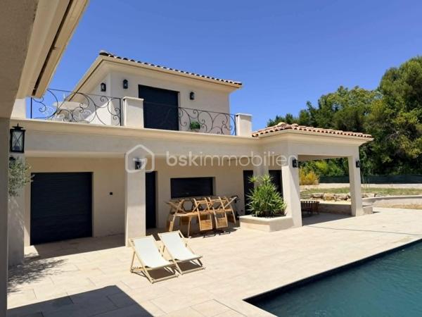 ✨ EXCLUSIVITÉ – VILLA D'ARCHITECTE D'EXCEPTION ✨

🏡 164.8 m² | 🌿 Terrain de 1 422 m² | 🌱 DPE A | 🏊 Piscine | 🌅 Rooftop

Découvrez cette superbe *maison d'architecte construite en 2020*, où chaque détail a été pensé avec des matériaux de qualité et des prestations haut de gamme.

Dès l'arrivée, vous serez séduit par son *portail et ses piliers en pierre de Masangis*, réalisés par *Rouillon*, ainsi que par son magnifique *enrochement en pierre de Jouvert*, offrant un cachet unique à la propriété. ✨

🏠 Rez-de-chaussée

🍽️ Séjour avec cuisine ouverte de *40 m²*, lumineux et convivial

🛋️ Salon de *24 m²*
🛏️ Deux chambres de *11 m²* et *13 m²*
💼 Bureau de *9 m²*
🛁 Salle de bain de *9 m²*

🌟 À l'étage

🛏️ Suite parentale de*19 m²**
👗 Dressing de*11 m²**
🚿 Salle de bain privative de*5 m²**
🌿 Magnifique *balcon de 30 m²* avec vue dégagée sur le jardin.

🌴 Des extérieurs pensés pour le bien-être

🏊 Piscine
💦 Jacuzzi
🌅 Rooftop avec *barbecue à gaz*, idéal pour recevoir famille et amis.
🌳 Terrain paysager de *1 422 m²* avec *arrosage automatique*.
🍹 Espace détente aménagé derrière le garage pour profiter pleinement des beaux jours.

⚡ Des équipements modernes

🚗 Garage ouvert pour*2 véhicules**
🔌 Borne de recharge pour véhicule électrique
☀️ Possibilité d'installer des *panneaux photovoltaïques* sur la toiture du garage pour optimiser encore davantage les performances énergétiques.

❤️ Les + de cette propriété

✅ Construction 2020
✅ DPE A
✅ Architecture contemporaine
✅ Matériaux nobles et finitions soignées
✅ Rooftop avec barbecue à gaz
✅ Piscine & Jacuzzi
✅ Terrain de 1 422 m²
✅ Borne de recharge électrique
✅ Prédisposition photovoltaïque
✅ Arrosage automatique

N'hésitez pas à me contacter pur avoir plus de photos.

💎 *Une villa rare sur le marché, alliant architecture contemporaine, confort, prestations premium et environnement privilégié. Un véritable coup de cœur à découvrir sans attendre !