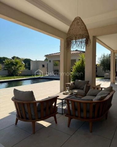 ✨ EXCLUSIVITÉ – VILLA D'ARCHITECTE D'EXCEPTION ✨

🏡 164.8 m² | 🌿 Terrain de 1 422 m² | 🌱 DPE A | 🏊 Piscine | 🌅 Rooftop

Découvrez cette superbe *maison d'architecte construite en 2020*, où chaque détail a été pensé avec des matériaux de qualité et des prestations haut de gamme.

Dès l'arrivée, vous serez séduit par son *portail et ses piliers en pierre de Masangis*, réalisés par *Rouillon*, ainsi que par son magnifique *enrochement en pierre de Jouvert*, offrant un cachet unique à la propriété. ✨

🏠 Rez-de-chaussée

🍽️ Séjour avec cuisine ouverte de *40 m²*, lumineux et convivial

🛋️ Salon de *24 m²*
🛏️ Deux chambres de *11 m²* et *13 m²*
💼 Bureau de *9 m²*
🛁 Salle de bain de *9 m²*

🌟 À l'étage

🛏️ Suite parentale de*19 m²**
👗 Dressing de*11 m²**
🚿 Salle de bain privative de*5 m²**
🌿 Magnifique *balcon de 30 m²* avec vue dégagée sur le jardin.

🌴 Des extérieurs pensés pour le bien-être

🏊 Piscine
💦 Jacuzzi
🌅 Rooftop avec *barbecue à gaz*, idéal pour recevoir famille et amis.
🌳 Terrain paysager de *1 422 m²* avec *arrosage automatique*.
🍹 Espace détente aménagé derrière le garage pour profiter pleinement des beaux jours.

⚡ Des équipements modernes

🚗 Garage ouvert pour*2 véhicules**
🔌 Borne de recharge pour véhicule électrique
☀️ Possibilité d'installer des *panneaux photovoltaïques* sur la toiture du garage pour optimiser encore davantage les performances énergétiques.

❤️ Les + de cette propriété

✅ Construction 2020
✅ DPE A
✅ Architecture contemporaine
✅ Matériaux nobles et finitions soignées
✅ Rooftop avec barbecue à gaz
✅ Piscine & Jacuzzi
✅ Terrain de 1 422 m²
✅ Borne de recharge électrique
✅ Prédisposition photovoltaïque
✅ Arrosage automatique

N'hésitez pas à me contacter pur avoir plus de photos.

💎 *Une villa rare sur le marché, alliant architecture contemporaine, confort, prestations premium et environnement privilégié. Un véritable coup de cœur à découvrir sans attendre !