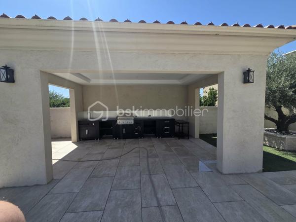✨ EXCLUSIVITÉ – VILLA D'ARCHITECTE D'EXCEPTION ✨

🏡 164.8 m² | 🌿 Terrain de 1 422 m² | 🌱 DPE A | 🏊 Piscine | 🌅 Rooftop

Découvrez cette superbe *maison d'architecte construite en 2020*, où chaque détail a été pensé avec des matériaux de qualité et des prestations haut de gamme.

Dès l'arrivée, vous serez séduit par son *portail et ses piliers en pierre de Masangis*, réalisés par *Rouillon*, ainsi que par son magnifique *enrochement en pierre de Jouvert*, offrant un cachet unique à la propriété. ✨

🏠 Rez-de-chaussée

🍽️ Séjour avec cuisine ouverte de *40 m²*, lumineux et convivial

🛋️ Salon de *24 m²*
🛏️ Deux chambres de *11 m²* et *13 m²*
💼 Bureau de *9 m²*
🛁 Salle de bain de *9 m²*

🌟 À l'étage

🛏️ Suite parentale de*19 m²**
👗 Dressing de*11 m²**
🚿 Salle de bain privative de*5 m²**
🌿 Magnifique *balcon de 30 m²* avec vue dégagée sur le jardin.

🌴 Des extérieurs pensés pour le bien-être

🏊 Piscine
💦 Jacuzzi
🌅 Rooftop avec *barbecue à gaz*, idéal pour recevoir famille et amis.
🌳 Terrain paysager de *1 422 m²* avec *arrosage automatique*.
🍹 Espace détente aménagé derrière le garage pour profiter pleinement des beaux jours.

⚡ Des équipements modernes

🚗 Garage ouvert pour*2 véhicules**
🔌 Borne de recharge pour véhicule électrique
☀️ Possibilité d'installer des *panneaux photovoltaïques* sur la toiture du garage pour optimiser encore davantage les performances énergétiques.

❤️ Les + de cette propriété

✅ Construction 2020
✅ DPE A
✅ Architecture contemporaine
✅ Matériaux nobles et finitions soignées
✅ Rooftop avec barbecue à gaz
✅ Piscine & Jacuzzi
✅ Terrain de 1 422 m²
✅ Borne de recharge électrique
✅ Prédisposition photovoltaïque
✅ Arrosage automatique

N'hésitez pas à me contacter pur avoir plus de photos.

💎 *Une villa rare sur le marché, alliant architecture contemporaine, confort, prestations premium et environnement privilégié. Un véritable coup de cœur à découvrir sans attendre !