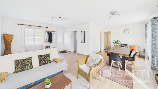 À vendre à Parempuyre, maison de plain-pied de 89 m², entièrement rénovée, implantée sur une belle parcelle de 1 264 m².