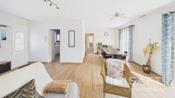À vendre à Parempuyre, maison de plain-pied de 89 m², entièrement rénovée, implantée sur une belle parcelle de 1 264 m².