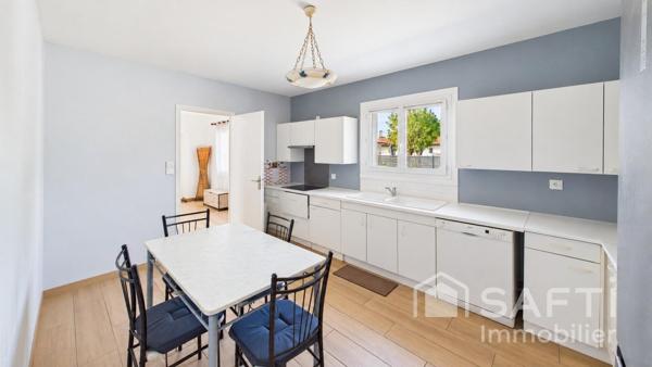 À vendre à Parempuyre, maison de plain-pied de 89 m², entièrement rénovée, implantée sur une belle parcelle de 1 264 m².