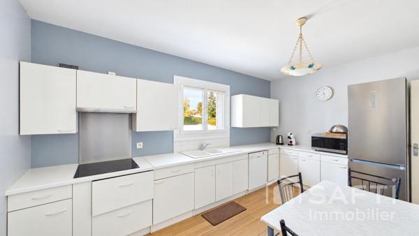 À vendre à Parempuyre, maison de plain-pied de 89 m², entièrement rénovée, implantée sur une belle parcelle de 1 264 m².