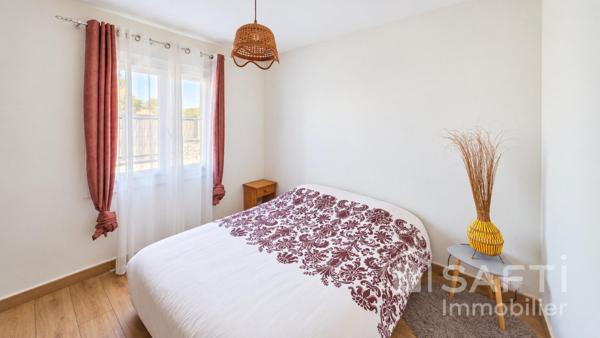 À vendre à Parempuyre, maison de plain-pied de 89 m², entièrement rénovée, implantée sur une belle parcelle de 1 264 m².