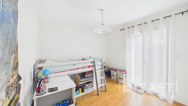 À vendre à Parempuyre, maison de plain-pied de 89 m², entièrement rénovée, implantée sur une belle parcelle de 1 264 m².