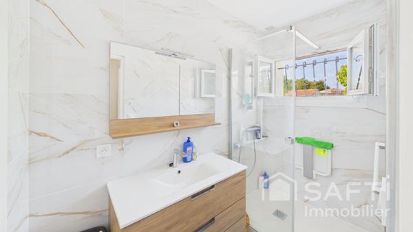 À vendre à Parempuyre, maison de plain-pied de 89 m², entièrement rénovée, implantée sur une belle parcelle de 1 264 m².