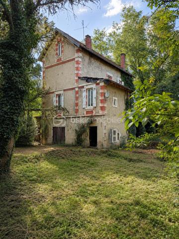 Laissez libre cours à votre imagination et dessinez votre futur cocon dans cette belle maison de maître au charme authentique.
Vous pourrez imaginer un superbe séjour double, baigné de lumière, ouvert sur une cuisine conviviale avec une vue imprenable sur le jardin de plus de 6 000 m². Un véritable écrin de verdure, agrémenté d’une bambouseraie pleine de surprises, qui invite au calme, à la détente et aux beaux projets de vie.
Les deux étages supplémentaires offrent de nombreuses possibilités d’aménagement : jusqu’à 4 chambres, un dressing, des espaces sanitaires, ou encore un bureau selon vos envies et vos besoins.
En rez-de-jardin, des dépendances viennent compléter ce bien et offrent un potentiel supplémentaire pour du stockage, un atelier, un espace loisirs ou tout autre projet.
Des travaux importants ont déjà été réalisés :
 menuiseries neuves, toiture refaite et pompe à chaleur installée.
Un bien rare, idéal pour les amoureux de belles demeures, de grands espaces et de projets à fort potentiel.
À vous d’écrire la suite de l’histoire…