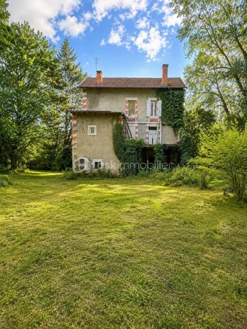 Laissez libre cours à votre imagination et dessinez votre futur cocon dans cette belle maison de maître au charme authentique.
Vous pourrez imaginer un superbe séjour double, baigné de lumière, ouvert sur une cuisine conviviale avec une vue imprenable sur le jardin de plus de 6 000 m². Un véritable écrin de verdure, agrémenté d’une bambouseraie pleine de surprises, qui invite au calme, à la détente et aux beaux projets de vie.
Les deux étages supplémentaires offrent de nombreuses possibilités d’aménagement : jusqu’à 4 chambres, un dressing, des espaces sanitaires, ou encore un bureau selon vos envies et vos besoins.
En rez-de-jardin, des dépendances viennent compléter ce bien et offrent un potentiel supplémentaire pour du stockage, un atelier, un espace loisirs ou tout autre projet.
Des travaux importants ont déjà été réalisés :
 menuiseries neuves, toiture refaite et pompe à chaleur installée.
Un bien rare, idéal pour les amoureux de belles demeures, de grands espaces et de projets à fort potentiel.
À vous d’écrire la suite de l’histoire…