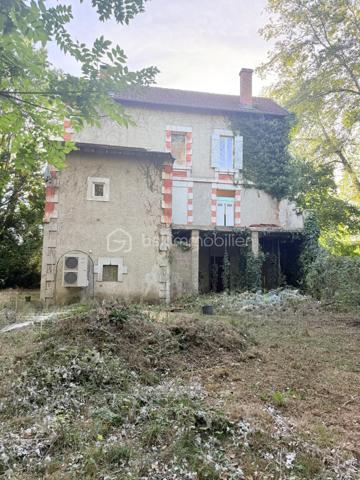 Laissez libre cours à votre imagination et dessinez votre futur cocon dans cette belle maison de maître au charme authentique.
Vous pourrez imaginer un superbe séjour double, baigné de lumière, ouvert sur une cuisine conviviale avec une vue imprenable sur le jardin de plus de 6 000 m². Un véritable écrin de verdure, agrémenté d’une bambouseraie pleine de surprises, qui invite au calme, à la détente et aux beaux projets de vie.
Les deux étages supplémentaires offrent de nombreuses possibilités d’aménagement : jusqu’à 4 chambres, un dressing, des espaces sanitaires, ou encore un bureau selon vos envies et vos besoins.
En rez-de-jardin, des dépendances viennent compléter ce bien et offrent un potentiel supplémentaire pour du stockage, un atelier, un espace loisirs ou tout autre projet.
Des travaux importants ont déjà été réalisés :
 menuiseries neuves, toiture refaite et pompe à chaleur installée.
Un bien rare, idéal pour les amoureux de belles demeures, de grands espaces et de projets à fort potentiel.
À vous d’écrire la suite de l’histoire…

**Information concernant les visuels :**
Certaines photographies présentées dans cette annonce ont été générées ou modifiées à l’aide de l’intelligence artificielle afin d’illustrer des possibilités d’aménagement, de décoration ou de rénovation du bien.

Ces visuels constituent des **projections non contractuelles** et peuvent différer de l’état actuel du bien. Les caractéristiques réelles du logement, notamment ses volumes, surfaces, ouvertures, équipements et état général, sont celles constatables lors de la visite et précisées dans le descriptif de l’annonce.