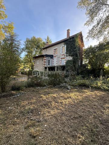 Laissez libre cours à votre imagination et dessinez votre futur cocon dans cette belle maison de maître au charme authentique.
Vous pourrez imaginer un superbe séjour double, baigné de lumière, ouvert sur une cuisine conviviale avec une vue imprenable sur le jardin de plus de 6 000 m². Un véritable écrin de verdure, agrémenté d’une bambouseraie pleine de surprises, qui invite au calme, à la détente et aux beaux projets de vie.
Les deux étages supplémentaires offrent de nombreuses possibilités d’aménagement : jusqu’à 4 chambres, un dressing, des espaces sanitaires, ou encore un bureau selon vos envies et vos besoins.
En rez-de-jardin, des dépendances viennent compléter ce bien et offrent un potentiel supplémentaire pour du stockage, un atelier, un espace loisirs ou tout autre projet.
Des travaux importants ont déjà été réalisés :
 menuiseries neuves, toiture refaite et pompe à chaleur installée.
Un bien rare, idéal pour les amoureux de belles demeures, de grands espaces et de projets à fort potentiel.
À vous d’écrire la suite de l’histoire…

**Information concernant les visuels :**
Certaines photographies présentées dans cette annonce ont été générées ou modifiées à l’aide de l’intelligence artificielle afin d’illustrer des possibilités d’aménagement, de décoration ou de rénovation du bien.

Ces visuels constituent des **projections non contractuelles** et peuvent différer de l’état actuel du bien. Les caractéristiques réelles du logement, notamment ses volumes, surfaces, ouvertures, équipements et état général, sont celles constatables lors de la visite et précisées dans le descriptif de l’annonce.