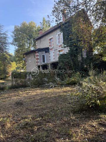 Laissez libre cours à votre imagination et dessinez votre futur cocon dans cette belle maison de maître au charme authentique.
Vous pourrez imaginer un superbe séjour double, baigné de lumière, ouvert sur une cuisine conviviale avec une vue imprenable sur le jardin de plus de 6 000 m². Un véritable écrin de verdure, agrémenté d’une bambouseraie pleine de surprises, qui invite au calme, à la détente et aux beaux projets de vie.
Les deux étages supplémentaires offrent de nombreuses possibilités d’aménagement : jusqu’à 4 chambres, un dressing, des espaces sanitaires, ou encore un bureau selon vos envies et vos besoins.
En rez-de-jardin, des dépendances viennent compléter ce bien et offrent un potentiel supplémentaire pour du stockage, un atelier, un espace loisirs ou tout autre projet.
Des travaux importants ont déjà été réalisés :
 menuiseries neuves, toiture refaite et pompe à chaleur installée.
Un bien rare, idéal pour les amoureux de belles demeures, de grands espaces et de projets à fort potentiel.
À vous d’écrire la suite de l’histoire…

**Information concernant les visuels :**
Certaines photographies présentées dans cette annonce ont été générées ou modifiées à l’aide de l’intelligence artificielle afin d’illustrer des possibilités d’aménagement, de décoration ou de rénovation du bien.

Ces visuels constituent des **projections non contractuelles** et peuvent différer de l’état actuel du bien. Les caractéristiques réelles du logement, notamment ses volumes, surfaces, ouvertures, équipements et état général, sont celles constatables lors de la visite et précisées dans le descriptif de l’annonce.