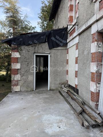 Laissez libre cours à votre imagination et dessinez votre futur cocon dans cette belle maison de maître au charme authentique.
Vous pourrez imaginer un superbe séjour double, baigné de lumière, ouvert sur une cuisine conviviale avec une vue imprenable sur le jardin de plus de 6 000 m². Un véritable écrin de verdure, agrémenté d’une bambouseraie pleine de surprises, qui invite au calme, à la détente et aux beaux projets de vie.
Les deux étages supplémentaires offrent de nombreuses possibilités d’aménagement : jusqu’à 4 chambres, un dressing, des espaces sanitaires, ou encore un bureau selon vos envies et vos besoins.
En rez-de-jardin, des dépendances viennent compléter ce bien et offrent un potentiel supplémentaire pour du stockage, un atelier, un espace loisirs ou tout autre projet.
Des travaux importants ont déjà été réalisés :
 menuiseries neuves, toiture refaite et pompe à chaleur installée.
Un bien rare, idéal pour les amoureux de belles demeures, de grands espaces et de projets à fort potentiel.
À vous d’écrire la suite de l’histoire…

**Information concernant les visuels :**
Certaines photographies présentées dans cette annonce ont été générées ou modifiées à l’aide de l’intelligence artificielle afin d’illustrer des possibilités d’aménagement, de décoration ou de rénovation du bien.

Ces visuels constituent des **projections non contractuelles** et peuvent différer de l’état actuel du bien. Les caractéristiques réelles du logement, notamment ses volumes, surfaces, ouvertures, équipements et état général, sont celles constatables lors de la visite et précisées dans le descriptif de l’annonce.
