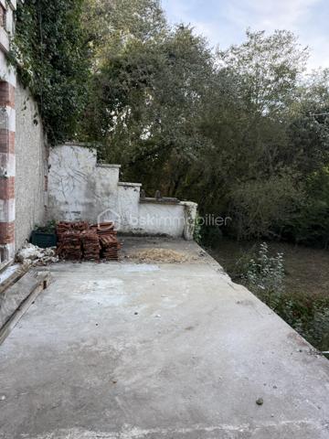 Laissez libre cours à votre imagination et dessinez votre futur cocon dans cette belle maison de maître au charme authentique.
Vous pourrez imaginer un superbe séjour double, baigné de lumière, ouvert sur une cuisine conviviale avec une vue imprenable sur le jardin de plus de 6 000 m². Un véritable écrin de verdure, agrémenté d’une bambouseraie pleine de surprises, qui invite au calme, à la détente et aux beaux projets de vie.
Les deux étages supplémentaires offrent de nombreuses possibilités d’aménagement : jusqu’à 4 chambres, un dressing, des espaces sanitaires, ou encore un bureau selon vos envies et vos besoins.
En rez-de-jardin, des dépendances viennent compléter ce bien et offrent un potentiel supplémentaire pour du stockage, un atelier, un espace loisirs ou tout autre projet.
Des travaux importants ont déjà été réalisés :
 menuiseries neuves, toiture refaite et pompe à chaleur installée.
Un bien rare, idéal pour les amoureux de belles demeures, de grands espaces et de projets à fort potentiel.
À vous d’écrire la suite de l’histoire…

**Information concernant les visuels :**
Certaines photographies présentées dans cette annonce ont été générées ou modifiées à l’aide de l’intelligence artificielle afin d’illustrer des possibilités d’aménagement, de décoration ou de rénovation du bien.

Ces visuels constituent des **projections non contractuelles** et peuvent différer de l’état actuel du bien. Les caractéristiques réelles du logement, notamment ses volumes, surfaces, ouvertures, équipements et état général, sont celles constatables lors de la visite et précisées dans le descriptif de l’annonce.