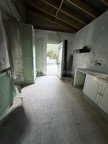 Laissez libre cours à votre imagination et dessinez votre futur cocon dans cette belle maison de maître au charme authentique.
Vous pourrez imaginer un superbe séjour double, baigné de lumière, ouvert sur une cuisine conviviale avec une vue imprenable sur le jardin de plus de 6 000 m². Un véritable écrin de verdure, agrémenté d’une bambouseraie pleine de surprises, qui invite au calme, à la détente et aux beaux projets de vie.
Les deux étages supplémentaires offrent de nombreuses possibilités d’aménagement : jusqu’à 4 chambres, un dressing, des espaces sanitaires, ou encore un bureau selon vos envies et vos besoins.
En rez-de-jardin, des dépendances viennent compléter ce bien et offrent un potentiel supplémentaire pour du stockage, un atelier, un espace loisirs ou tout autre projet.
Des travaux importants ont déjà été réalisés :
 menuiseries neuves, toiture refaite et pompe à chaleur installée.
Un bien rare, idéal pour les amoureux de belles demeures, de grands espaces et de projets à fort potentiel.
À vous d’écrire la suite de l’histoire…

**Information concernant les visuels :**
Certaines photographies présentées dans cette annonce ont été générées ou modifiées à l’aide de l’intelligence artificielle afin d’illustrer des possibilités d’aménagement, de décoration ou de rénovation du bien.

Ces visuels constituent des **projections non contractuelles** et peuvent différer de l’état actuel du bien. Les caractéristiques réelles du logement, notamment ses volumes, surfaces, ouvertures, équipements et état général, sont celles constatables lors de la visite et précisées dans le descriptif de l’annonce.