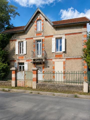 Laissez libre cours à votre imagination et dessinez votre futur cocon dans cette belle maison de maître au charme authentique.
Vous pourrez imaginer un superbe séjour double, baigné de lumière, ouvert sur une cuisine conviviale avec une vue imprenable sur le jardin de plus de 6 000 m². Un véritable écrin de verdure, agrémenté d’une bambouseraie pleine de surprises, qui invite au calme, à la détente et aux beaux projets de vie.
Les deux étages supplémentaires offrent de nombreuses possibilités d’aménagement : jusqu’à 4 chambres, un dressing, des espaces sanitaires, ou encore un bureau selon vos envies et vos besoins.
En rez-de-jardin, des dépendances viennent compléter ce bien et offrent un potentiel supplémentaire pour du stockage, un atelier, un espace loisirs ou tout autre projet.
Des travaux importants ont déjà été réalisés :
 menuiseries neuves, toiture refaite et pompe à chaleur installée.
Un bien rare, idéal pour les amoureux de belles demeures, de grands espaces et de projets à fort potentiel.
À vous d’écrire la suite de l’histoire…