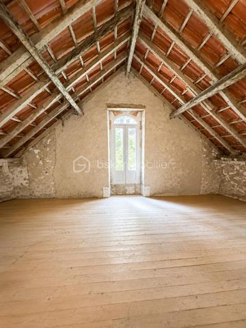 Laissez libre cours à votre imagination et dessinez votre futur cocon dans cette belle maison de maître au charme authentique.
Vous pourrez imaginer un superbe séjour double, baigné de lumière, ouvert sur une cuisine conviviale avec une vue imprenable sur le jardin de plus de 6 000 m². Un véritable écrin de verdure, agrémenté d’une bambouseraie pleine de surprises, qui invite au calme, à la détente et aux beaux projets de vie.
Les deux étages supplémentaires offrent de nombreuses possibilités d’aménagement : jusqu’à 4 chambres, un dressing, des espaces sanitaires, ou encore un bureau selon vos envies et vos besoins.
En rez-de-jardin, des dépendances viennent compléter ce bien et offrent un potentiel supplémentaire pour du stockage, un atelier, un espace loisirs ou tout autre projet.
Des travaux importants ont déjà été réalisés :
 menuiseries neuves, toiture refaite et pompe à chaleur installée.
Un bien rare, idéal pour les amoureux de belles demeures, de grands espaces et de projets à fort potentiel.
À vous d’écrire la suite de l’histoire…