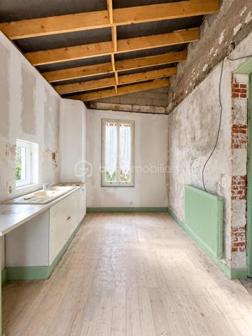 Laissez libre cours à votre imagination et dessinez votre futur cocon dans cette belle maison de maître au charme authentique.
Vous pourrez imaginer un superbe séjour double, baigné de lumière, ouvert sur une cuisine conviviale avec une vue imprenable sur le jardin de plus de 6 000 m². Un véritable écrin de verdure, agrémenté d’une bambouseraie pleine de surprises, qui invite au calme, à la détente et aux beaux projets de vie.
Les deux étages supplémentaires offrent de nombreuses possibilités d’aménagement : jusqu’à 4 chambres, un dressing, des espaces sanitaires, ou encore un bureau selon vos envies et vos besoins.
En rez-de-jardin, des dépendances viennent compléter ce bien et offrent un potentiel supplémentaire pour du stockage, un atelier, un espace loisirs ou tout autre projet.
Des travaux importants ont déjà été réalisés :
 menuiseries neuves, toiture refaite et pompe à chaleur installée.
Un bien rare, idéal pour les amoureux de belles demeures, de grands espaces et de projets à fort potentiel.
À vous d’écrire la suite de l’histoire…