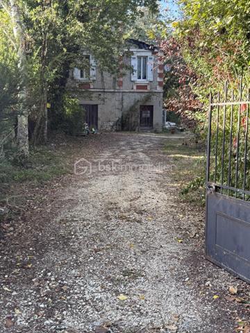 Laissez libre cours à votre imagination et dessinez votre futur cocon dans cette belle maison de maître au charme authentique.
Vous pourrez imaginer un superbe séjour double, baigné de lumière, ouvert sur une cuisine conviviale avec une vue imprenable sur le jardin de plus de 6 000 m². Un véritable écrin de verdure, agrémenté d’une bambouseraie pleine de surprises, qui invite au calme, à la détente et aux beaux projets de vie.
Les deux étages supplémentaires offrent de nombreuses possibilités d’aménagement : jusqu’à 4 chambres, un dressing, des espaces sanitaires, ou encore un bureau selon vos envies et vos besoins.
En rez-de-jardin, des dépendances viennent compléter ce bien et offrent un potentiel supplémentaire pour du stockage, un atelier, un espace loisirs ou tout autre projet.
Des travaux importants ont déjà été réalisés :
 menuiseries neuves, toiture refaite et pompe à chaleur installée.
Un bien rare, idéal pour les amoureux de belles demeures, de grands espaces et de projets à fort potentiel.
À vous d’écrire la suite de l’histoire…

**Information concernant les visuels :**
Certaines photographies présentées dans cette annonce ont été générées ou modifiées à l’aide de l’intelligence artificielle afin d’illustrer des possibilités d’aménagement, de décoration ou de rénovation du bien.

Ces visuels constituent des **projections non contractuelles** et peuvent différer de l’état actuel du bien. Les caractéristiques réelles du logement, notamment ses volumes, surfaces, ouvertures, équipements et état général, sont celles constatables lors de la visite et précisées dans le descriptif de l’annonce.