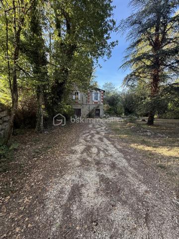 Laissez libre cours à votre imagination et dessinez votre futur cocon dans cette belle maison de maître au charme authentique.
Vous pourrez imaginer un superbe séjour double, baigné de lumière, ouvert sur une cuisine conviviale avec une vue imprenable sur le jardin de plus de 6 000 m². Un véritable écrin de verdure, agrémenté d’une bambouseraie pleine de surprises, qui invite au calme, à la détente et aux beaux projets de vie.
Les deux étages supplémentaires offrent de nombreuses possibilités d’aménagement : jusqu’à 4 chambres, un dressing, des espaces sanitaires, ou encore un bureau selon vos envies et vos besoins.
En rez-de-jardin, des dépendances viennent compléter ce bien et offrent un potentiel supplémentaire pour du stockage, un atelier, un espace loisirs ou tout autre projet.
Des travaux importants ont déjà été réalisés :
 menuiseries neuves, toiture refaite et pompe à chaleur installée.
Un bien rare, idéal pour les amoureux de belles demeures, de grands espaces et de projets à fort potentiel.
À vous d’écrire la suite de l’histoire…

**Information concernant les visuels :**
Certaines photographies présentées dans cette annonce ont été générées ou modifiées à l’aide de l’intelligence artificielle afin d’illustrer des possibilités d’aménagement, de décoration ou de rénovation du bien.

Ces visuels constituent des **projections non contractuelles** et peuvent différer de l’état actuel du bien. Les caractéristiques réelles du logement, notamment ses volumes, surfaces, ouvertures, équipements et état général, sont celles constatables lors de la visite et précisées dans le descriptif de l’annonce.