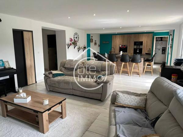PINEUILH : Maison en pierre de 268 m² avec piscine, proche des commodités