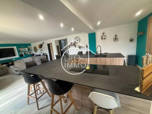 PINEUILH : Maison en pierre de 268 m² avec piscine, proche des commodités
