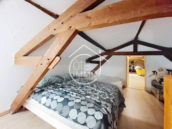PINEUILH : Maison en pierre de 268 m² avec piscine, proche des commodités