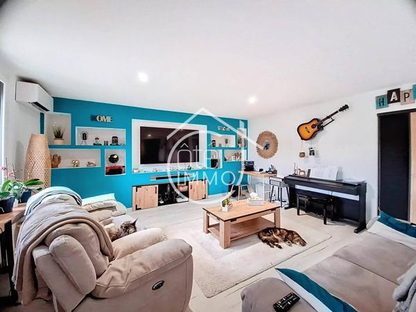 PINEUILH : Maison en pierre de 268 m² avec piscine, proche des commodités
