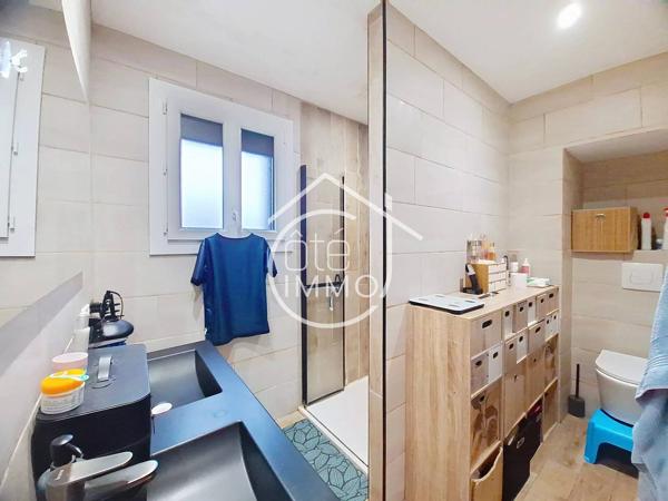 PINEUILH : Maison en pierre de 268 m² avec piscine, proche des commodités