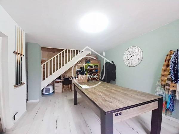 PINEUILH : Maison en pierre de 268 m² avec piscine, proche des commodités