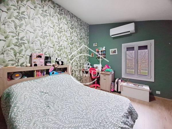 PINEUILH : Maison en pierre de 268 m² avec piscine, proche des commodités