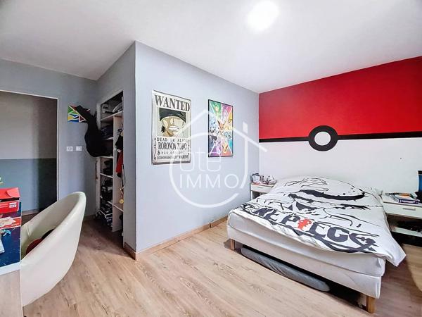 PINEUILH : Maison en pierre de 268 m² avec piscine, proche des commodités