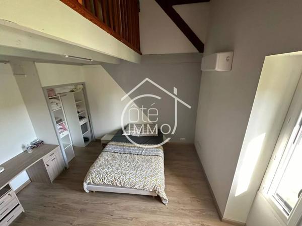 PINEUILH : Maison en pierre de 268 m² avec piscine, proche des commodités