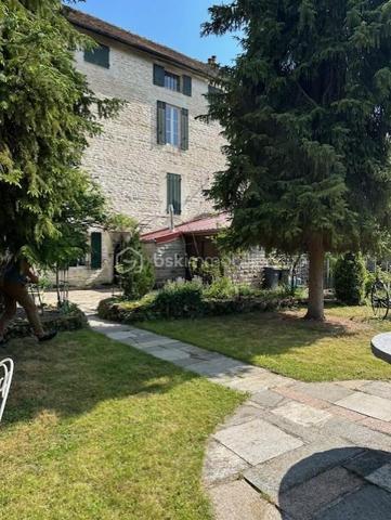 Maison d'habitation comprenant une entrée, une cuisine avec une cuisinière à bois, une salle à manger, un couloir desservant un wc et une salle de douche. Au premier étage : un palier desservant deux chambres. Au deuxième étage : un palier desservant deux chambres. Au troisième étage : Un grenier aménageable. Un local avec chaudière, un garage. Une terrasse, dépendances, un jardin avec accès à la Seine.