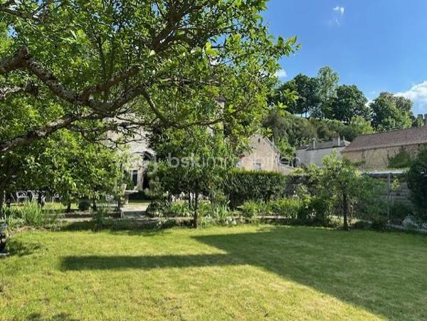 Maison d'habitation comprenant une entrée, une cuisine avec une cuisinière à bois, une salle à manger, un couloir desservant un wc et une salle de douche. Au premier étage : un palier desservant deux chambres. Au deuxième étage : un palier desservant deux chambres. Au troisième étage : Un grenier aménageable. Un local avec chaudière, un garage. Une terrasse, dépendances, un jardin avec accès à la Seine.