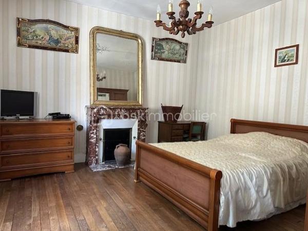 Maison d'habitation comprenant une entrée, une cuisine avec une cuisinière à bois, une salle à manger, un couloir desservant un wc et une salle de douche. Au premier étage : un palier desservant deux chambres. Au deuxième étage : un palier desservant deux chambres. Au troisième étage : Un grenier aménageable. Un local avec chaudière, un garage. Une terrasse, dépendances, un jardin avec accès à la Seine.