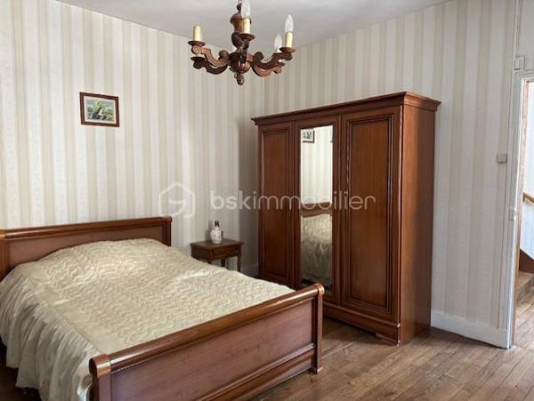 Maison d'habitation comprenant une entrée, une cuisine avec une cuisinière à bois, une salle à manger, un couloir desservant un wc et une salle de douche. Au premier étage : un palier desservant deux chambres. Au deuxième étage : un palier desservant deux chambres. Au troisième étage : Un grenier aménageable. Un local avec chaudière, un garage. Une terrasse, dépendances, un jardin avec accès à la Seine.